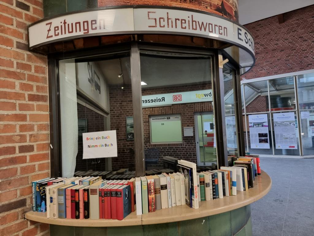 Bahnhof Tuttlingen Büchertausch, früher Kiosk
