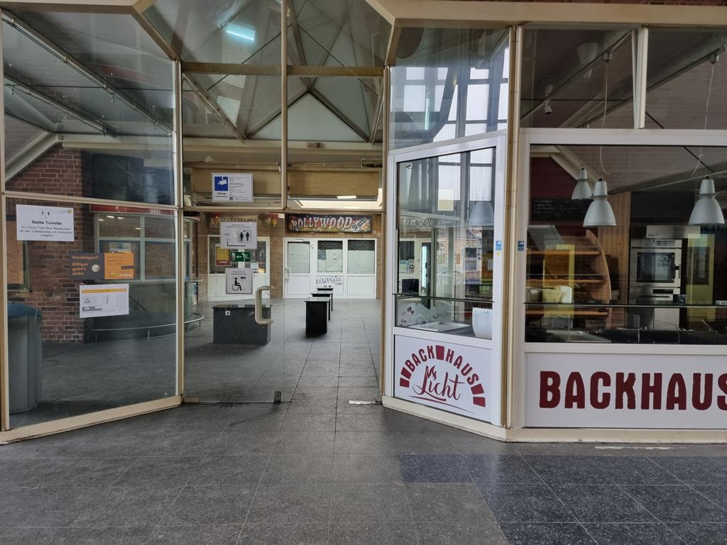 Bahnhof Tuttlingen Läden, um 10 Uhr keine Leute