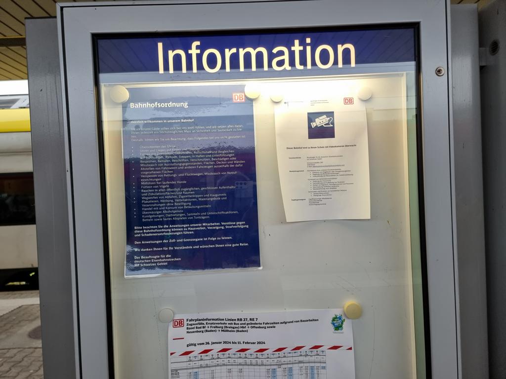 Informationstafel am Bahnhof