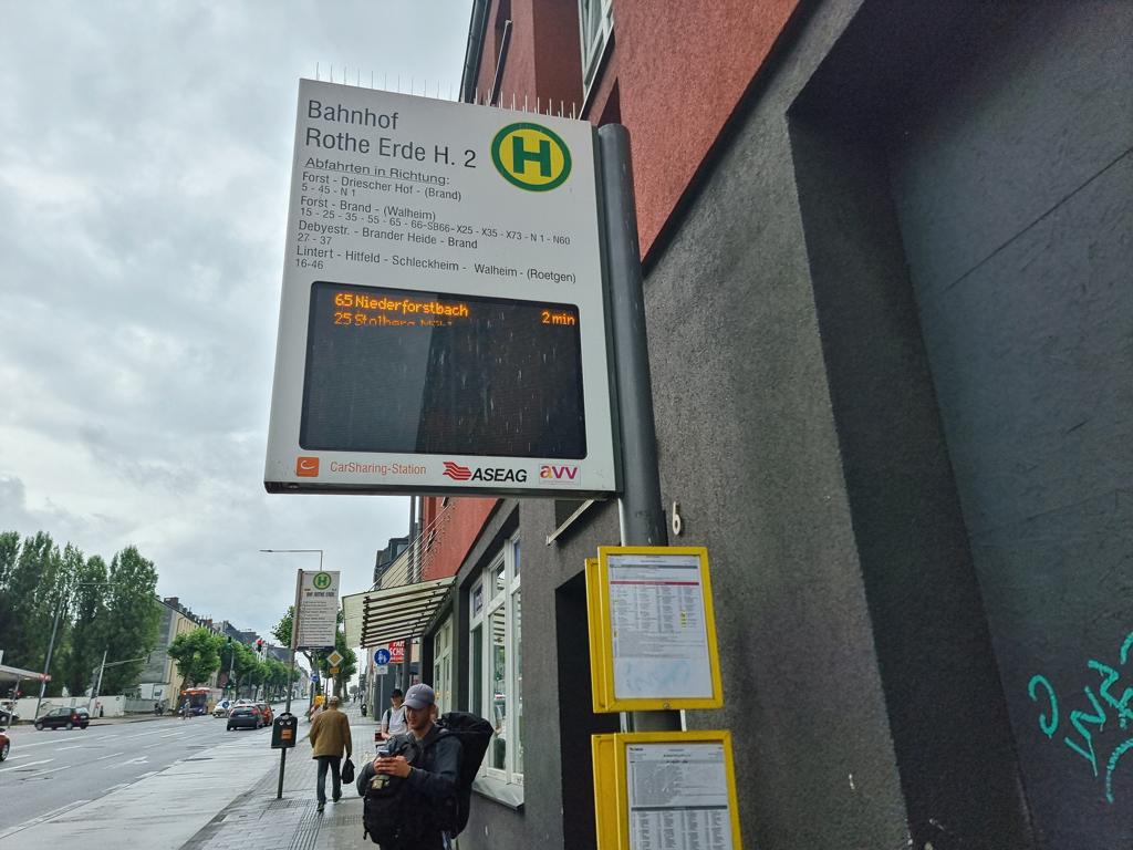 Bushaltestelle an Bahnhof Rothe Erde